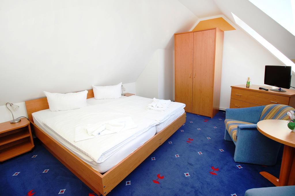 Hotel Pension Kirschstein Вольгаст Экстерьер фото